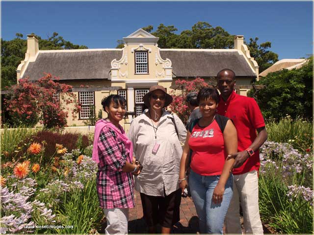 Vergelegen Main Building with Eleanor Hendricks, Johanna (Winnie) Basson, Pearl Jansen and Dany Ossenguet